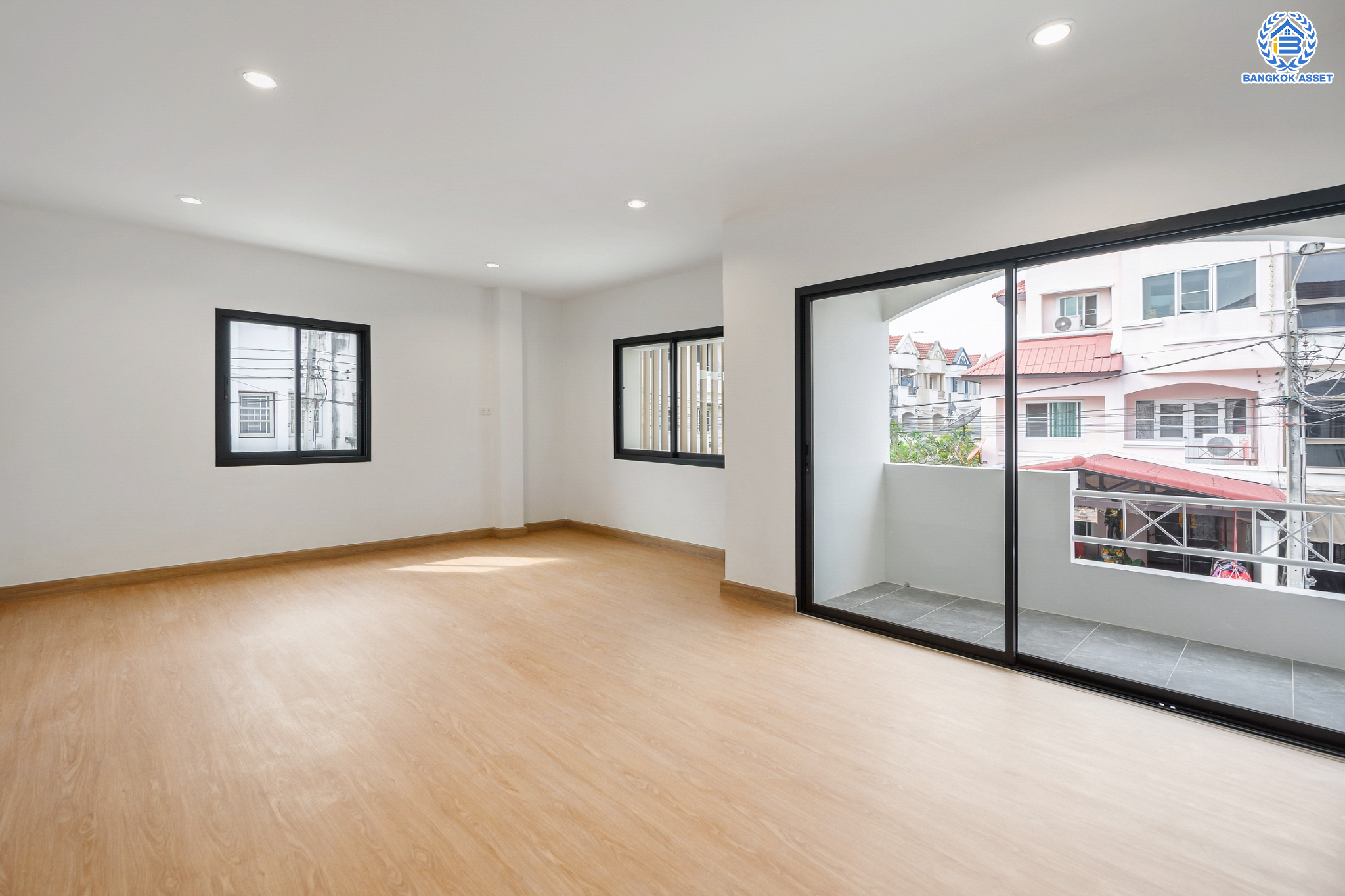 บ้านมือสองตกแต่งใหม่ ม.บ้านสวน5 กลางเมือง พิบูลย์สงคราม บ้านแฝด 3 ชั้น หลังมุม เนื้อที่ 39.4 ตร.ว. ฟังก์ชัน 4 ห้องนอน 3 ห้องน้ำ จอดรถได้ 2 คัน ราคาคุ้มสุดในย่านนี้! บนสุดยอดทำเล! เชื่อมถนนพิบูลย์สงคราม, วงศ์สว่าง, นครอินทร์ และติวานนท์ ใกล้จุดขึ้นทางด่วนศรีรัช-วงแหวนรอบนอก และรถไฟฟ้า "สถานีแยกติวานนท์"